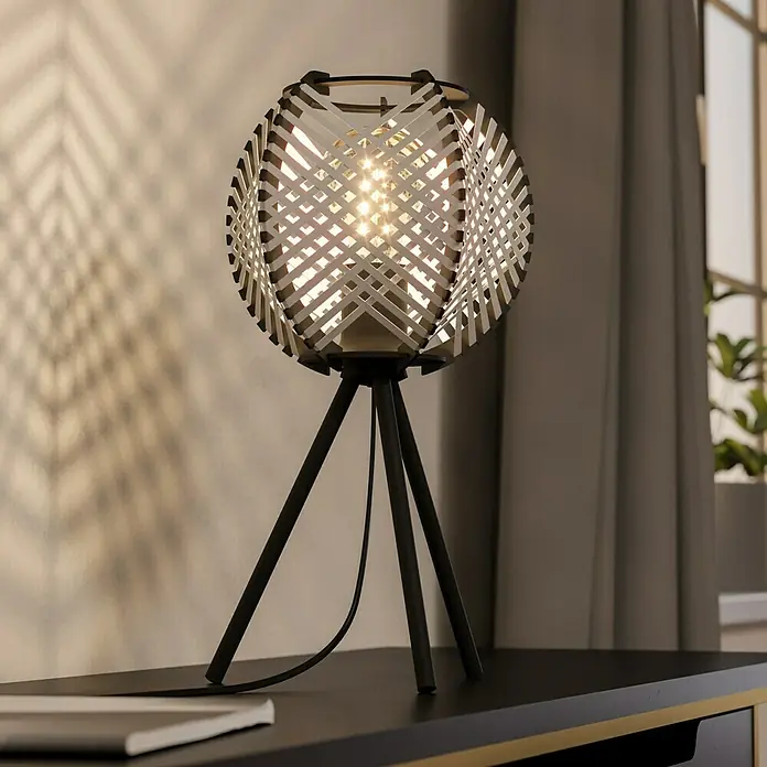 Eglo LED-Tischleuchte Waverton - L x B x H: 40 x 22 x 40 cm, E27, Leistung je Leuchtmittel: 40 W - Elegante Tischleuchte mit dreibeinigem Gestell und einem Lampenschirm aus einem filigranen, kreuzförmigen Muster, das ein warmes Licht erzeugt.