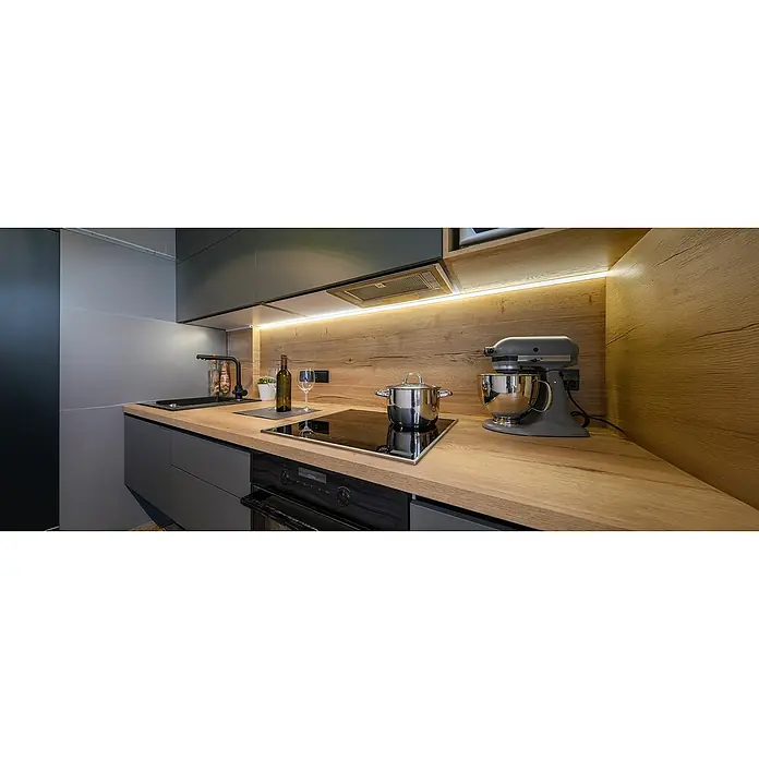 Küchenarbeitsplatte nach Maß - Stärke: 17 mm - 40 mm - Moderne Küche mit stilvoller Arbeitsplatte, Edelstahl-Kochtopf und Mixer. Die grauen Küchenschränke ergänzen das Holzdesign der Arbeitsfläche perfekt.