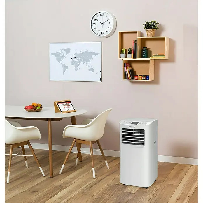 Voltomat Climatizador evaporativo 13 AR - Blanco/Negro, Altura: 77 cm, 10 litros - Aquí hay un aire acondicionado Smartcool. La unidad está colocada en una habitación con muebles luminosos y garantiza un ambiente agradable.