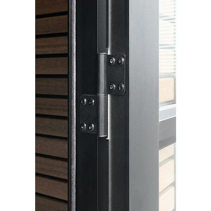 Gerätehaus Fusyon Composite - Außenmaß inkl. Dachüberstand (B x T): 238 x 234 cm, Verbundwerkstoff, Wooden Braun - Nahaufnahme eines schwarzen Türscharniers mit Schrauben an einer modernen Tür.