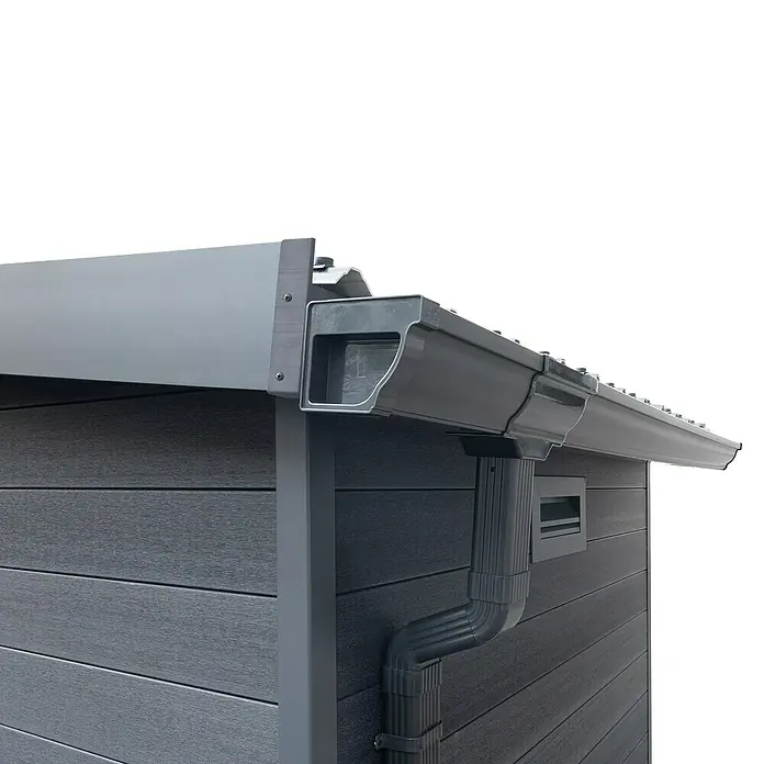 Gerätehaus Hybrix Composite - Außenmaß inkl. Dachüberstand (B x T): 238 x 234 cm, Verbundwerkstoff, Grau - Nahaufnahme einer grauen Dachrinne an einem Gebäude mit horizontaler Holzverkleidung. Die Rinne leitet Wasser vom Dach ab.