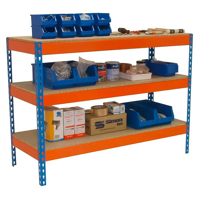 Simonrack Simonwork Werkbank Basic 3 - L x B: 76 x 180 cm, Arbeitshöhe: 90 cm, Belastbarkeit: 1.200 kg, Orange/Blau - Ein Regal mit Werkzeugen, Schrauben, Farbdosen und Klebeband. Die Böden sind orange, die Regalteile blau.