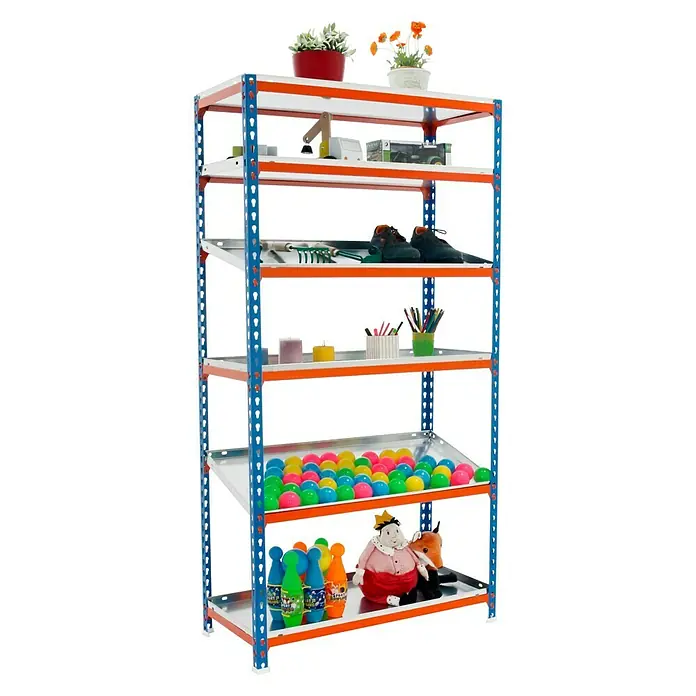 Simonrack Simonclick Metallregal Simonclick Plus - H x B x T: 250 x 100 x 30 cm, Traglast pro Boden: 180 kg, Anzahl Böden: 6 Stk., Stecken, Blau/Orange/Silber - Das Bild zeigt ein Regal mit bunten Gegenständen, darunter Spielzeug, Schuhe und Pflanzen. Das Regal hat fünf Ebenen mit bunten Akzenten.