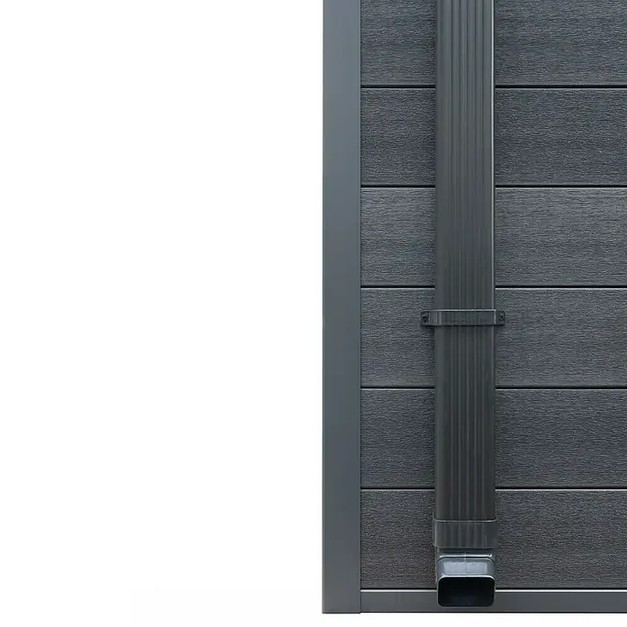 Gerätehaus Hybrix Composite - Außenmaß inkl. Dachüberstand (B x T): 238 x 234 cm, Verbundwerkstoff, Grau - Detailaufnahme einer grauen Regenrinne an einer Wand mit horizontaler Holzverkleidung. Die Rinne ist mit einer Halterung befestigt.