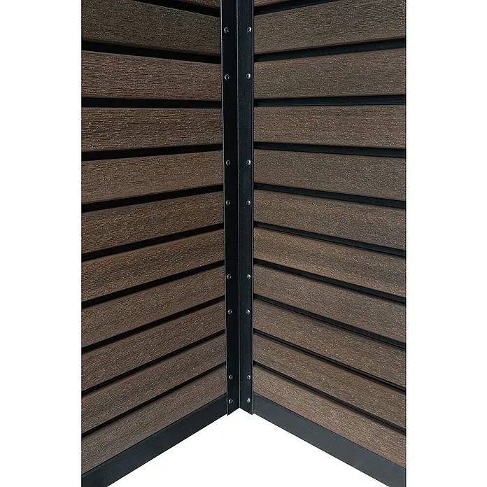 Gerätehaus Fusyon Composite - Außenmaß inkl. Dachüberstand (B x T): 238 x 234 cm, Verbundwerkstoff, Wooden Braun - Nahaufnahme einer braunen WPC-Terrassenumrandung mit schwarzen Metallecken, die eine moderne und langlebige Lösung für den Außenbereich bietet.