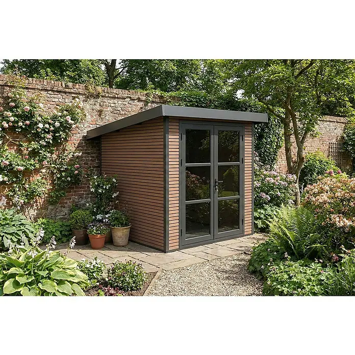 Gerätehaus Fusyon Composite - Außenmaß inkl. Dachüberstand (B x T): 238 x 234 cm, Verbundwerkstoff, Wooden Braun - Ein modernes Gartenhaus mit horizontaler Holzverkleidung und Doppeltür, umgeben von üppigem Grün.