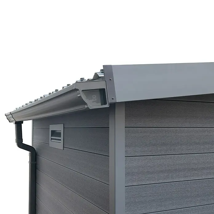 Gerätehaus Hybrix Composite - Außenmaß inkl. Dachüberstand (B x T): 238 x 234 cm, Verbundwerkstoff, Grau - Detailaufnahme einer grauen Gerätehaus-Dachrinne mit Fallrohr, die das Regenwasser ableitet und das Haus schützt.
