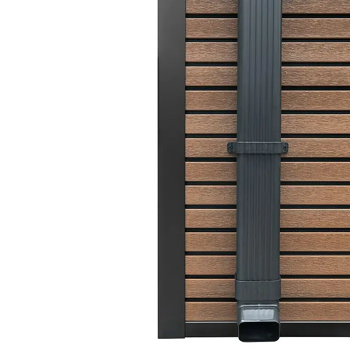Gerätehaus Fusyon Composite - Außenmaß inkl. Dachüberstand (B x T): 238 x 234 cm, Verbundwerkstoff, Wooden Braun - Nahaufnahme einer grauen Regenrinne an einer Holzwand mit horizontaler Ausrichtung. Effektiver Wasserablauf mit modernem Design.
