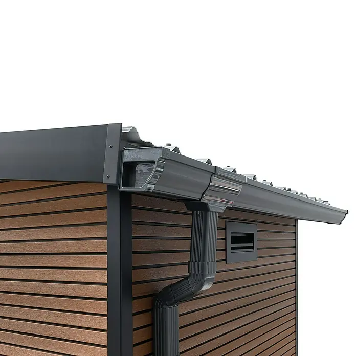 Gerätehaus Fusyon Composite - Außenmaß inkl. Dachüberstand (B x T): 238 x 234 cm, Verbundwerkstoff, Wooden Braun - Aufnahme einer Regenrinne an einem Gebäude mit horizontaler Holzverkleidung, die das architektonische Detail und die Funktionalität hervorhebt.