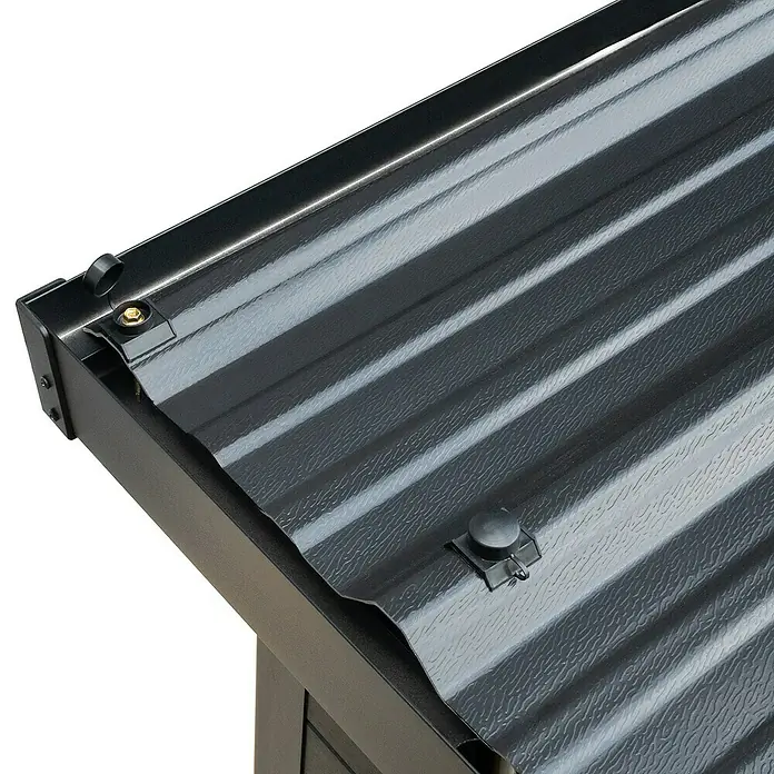 Gerätehaus Mixon Composite - Außenmaß inkl. Dachüberstand (B x T): 217 x 217 cm, Verbundwerkstoff, Teak Walnuss - Detailaufnahme des grauen Metalldachs mit Befestigungsdetails, die die robuste Bauweise und die langlebige Konstruktion hervorheben.
