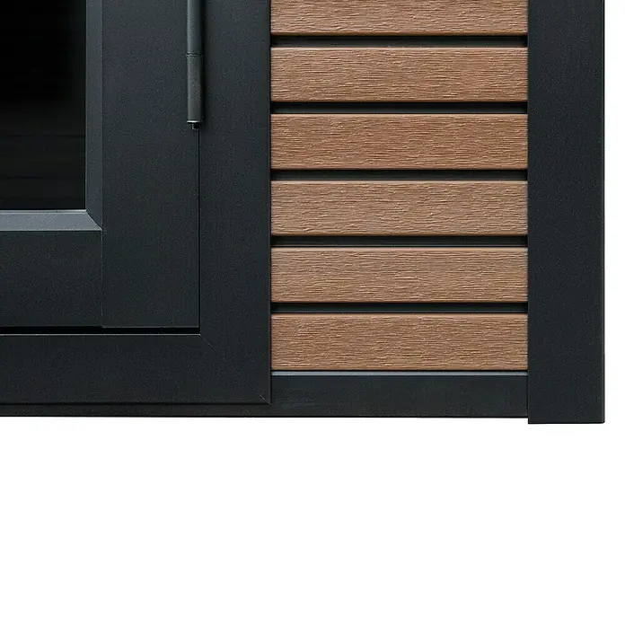 Gerätehaus Fusyon Composite - Außenmaß inkl. Dachüberstand (B x T): 238 x 234 cm, Verbundwerkstoff, Wooden Braun - Detailansicht einer modernen Fenster- und Fassadenkonstruktion mit Holzpaneelen und schwarzem Rahmen.