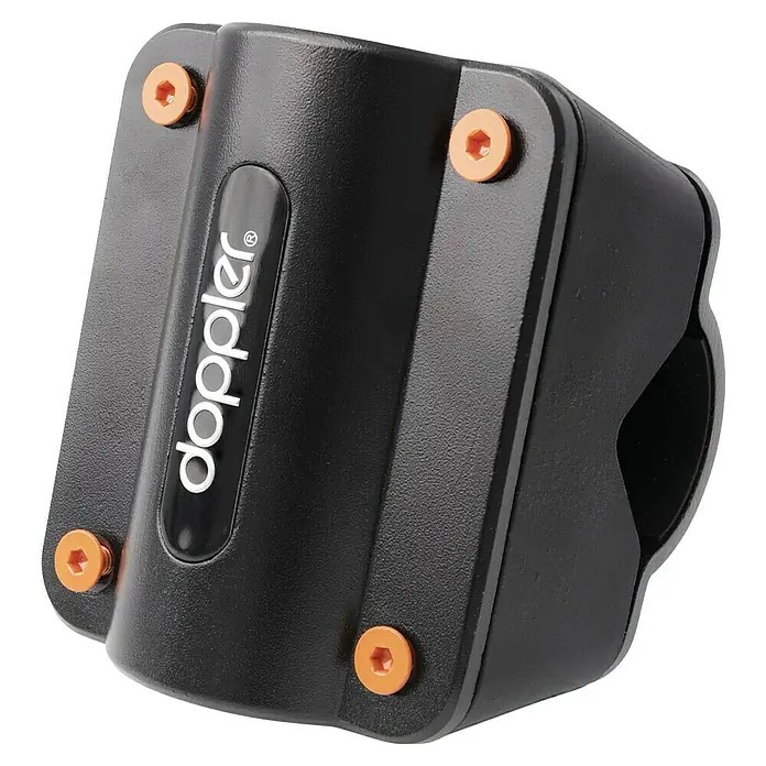 Doppler Balkonklammer Myzone Vario XL - Schwarz, Für Rohrdurchmesser: 33 mm - 48 mm - Nahaufnahme eines Doppler-Radcomputer-Sensors in Schwarz mit orangen Schrauben, der am Fahrrad befestigt wird.