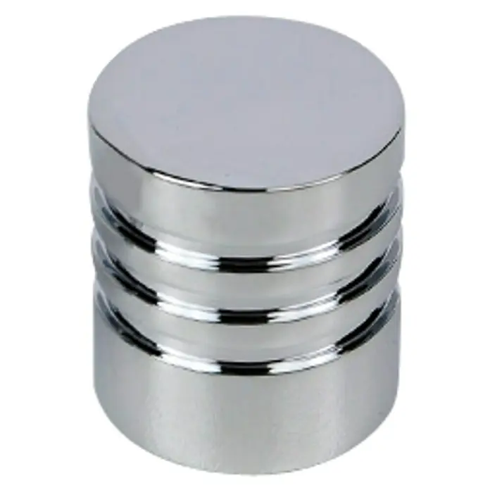 Nesu Pomo para muebles 20201 - Ø x Al: 20 x 23 mm, Acero, Cromo - Primer plano de un terminal de barra de cortina cilíndrico metálico con ranuras decorativas, brillante y moderno.