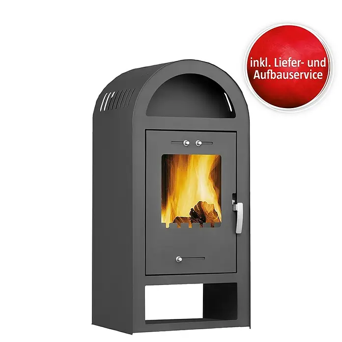 Firefix Kaminofen-Set Galeras - 7,5 kW, Raumheizvermögen: 195 m³, Material Verkleidung: Stahl, Schwarz - Bild eines grauen Kaminofens mit Sichtfenster, in dem ein Feuer brennt, und einem roten Hinweisschild mit "inkl. Liefer- und Aufbauservice".
