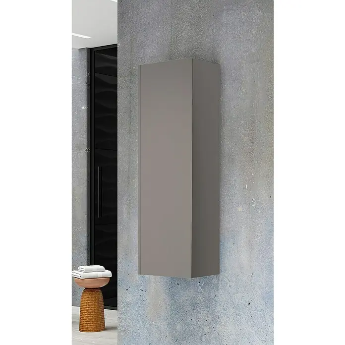 Armario colgante de baño Universal - L x An x Al: 25 x 25 x 110 cm, Gris - Primer plano de un armario de baño gris en una pared texturizada, junto a una puerta negra y un taburete de madera con toallas blancas.