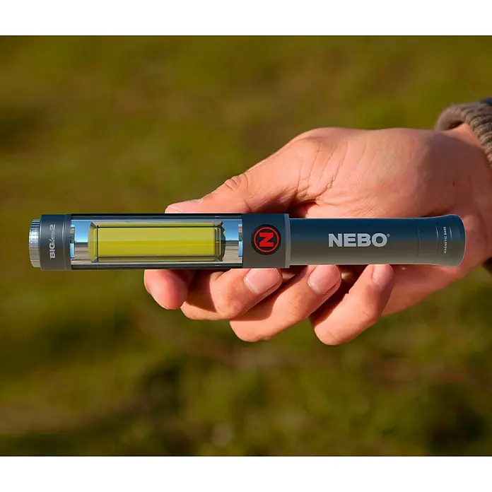 Nebo Tools Linterna Big Larry 2 - 3,2 x 2,5 x 19,7 cm, 40 lm - 500 lm - Primer plano de una lámpara de trabajo NEBO BIG Larry 2 sostenida en la mano, ideal para iluminación precisa.