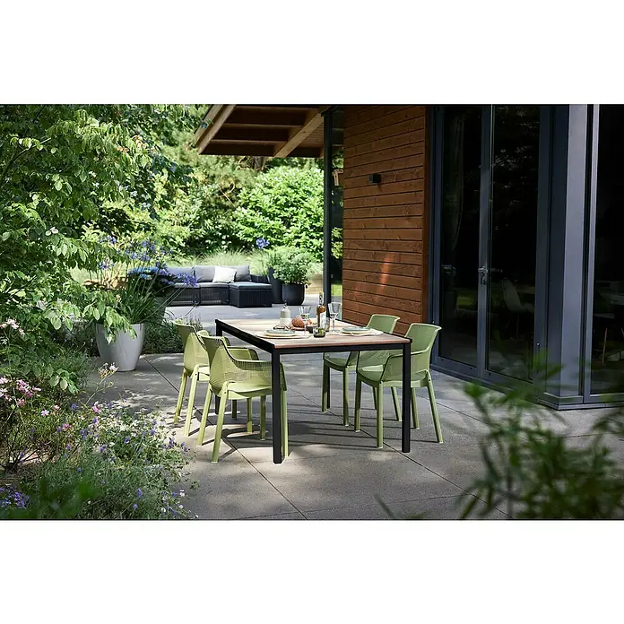 Keter Mesa de jardín Porto - L x An x Al: 155 x 95 x 75 cm, Polipropileno, Rectangular, Walnut/Antracita - Agradable escena al aire libre con una mesa de comedor de madera y sillas verdes, perfecta para comidas al aire libre.