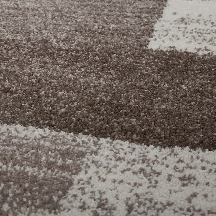 Kurzflorteppich Feeling 501 - Beige, 290 x 200 cm, 100 % Polypropylen (Flor) - Detailaufnahme eines modernen Teppichs mit abstraktem Muster in Grau- und Weißtönen. Die Textur ist weich und einladend.
