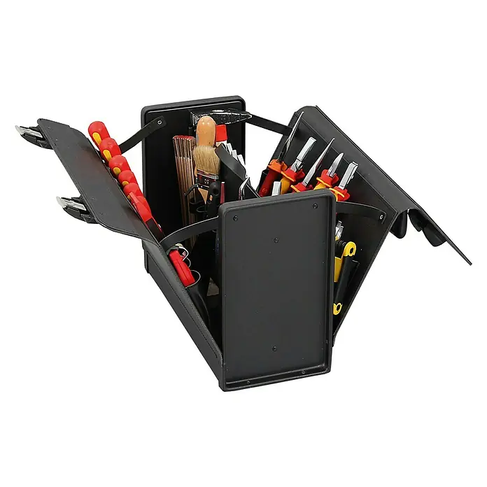 Hepco & Becker Werkzeugtasche Favorit 9116 - Innenmaß: B x T x H: 400 x 180 x 310 mm, Leder - Eine geöffnete schwarze Werkzeugkiste, gefüllt mit verschiedenen Werkzeugen, vor einem schwarzen Hintergrund.