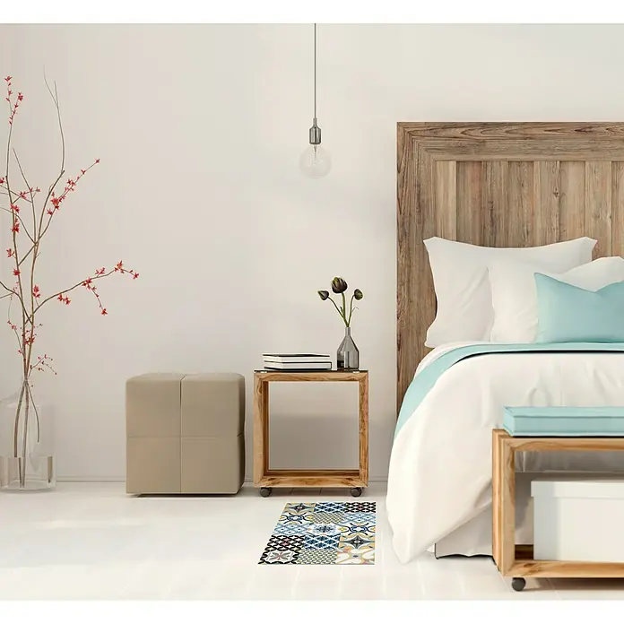 Alfombra de vinilo Croma Hidra - Multicolor, 75 x 45 cm - Un dormitorio con una cama de madera, una mesa auxiliar y una alfombra colorida, creando un diseño interior moderno y elegante.