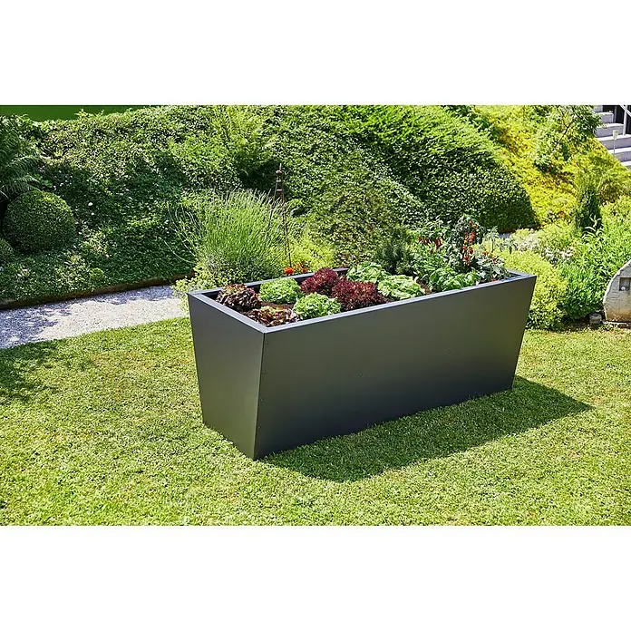 Gutta Hochbeet Valenta 200 - 200 x 90 x 80 cm, Aluminium, Anthrazit - Rechteckiger Pflanzkasten in Anthrazit mit Salat und Kräutern auf Rasenfläche. Ideal für Garten, Balkon oder Terrasse zur Aufzucht von Gemüse.