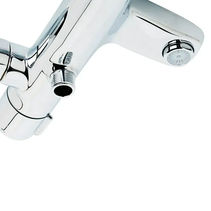 Roca Grifo termostático de bañera Mitos TT - Cromo - Primer plano de un grifo cromado, destacando detalles como el aireador. Perfecto para baños modernos.
