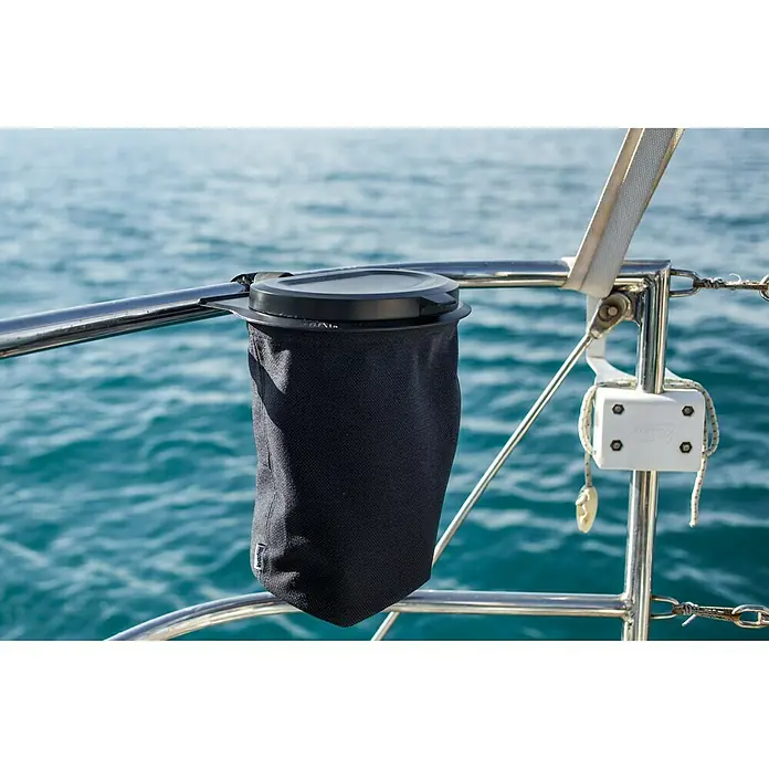 Yachticon Flextrash Rohrhalterung - Passend für: Yachticon Mülleimer Flextrash - Müllsack zur Befestigung an einer Reling auf einem Boot. Der Müllsack ist schwarz und hat einen Deckel.