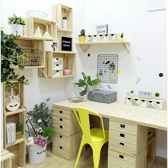Astigarraga Home Box Holzkiste - L x B x H: 28 x 38,4 x 25,6 cm, Kiefernholz - Ein heller Arbeitsbereich mit Holzmöbeln, einschließlich Regalen, Schreibtisch mit Schubladen und einem gelben Stuhl.