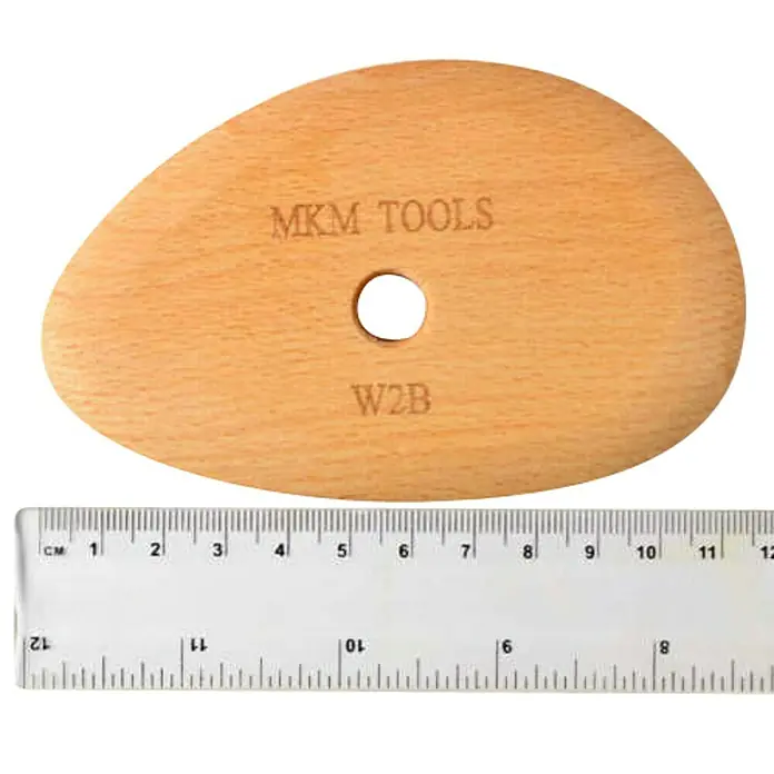 Cuña de madera - L x An x Al: 1 x 11,43 x 7,62 cm - Una costilla de cerámica de madera de MKM Tools, modelo W2B, se coloca junto a una regla como referencia de tamaño.