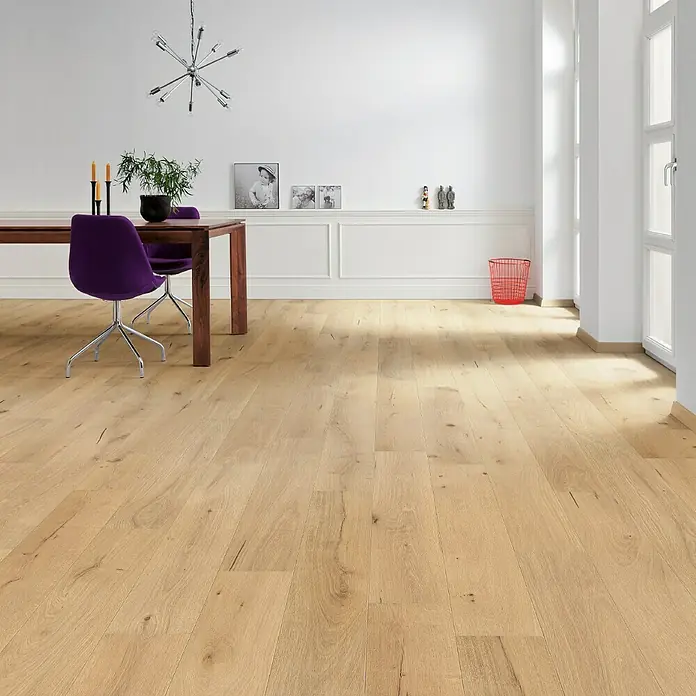 Living by Haro Parkett - Eiche pure strukturiert Naturöl, Landhausdiele, 1.085 x 180 x 12 mm - Einladendes Esszimmer mit Holztisch, violetten Stühlen und hellem Holzboden, der Wärme und Eleganz in den Raum bringt. Perfekt für stilvolles Wohnen.