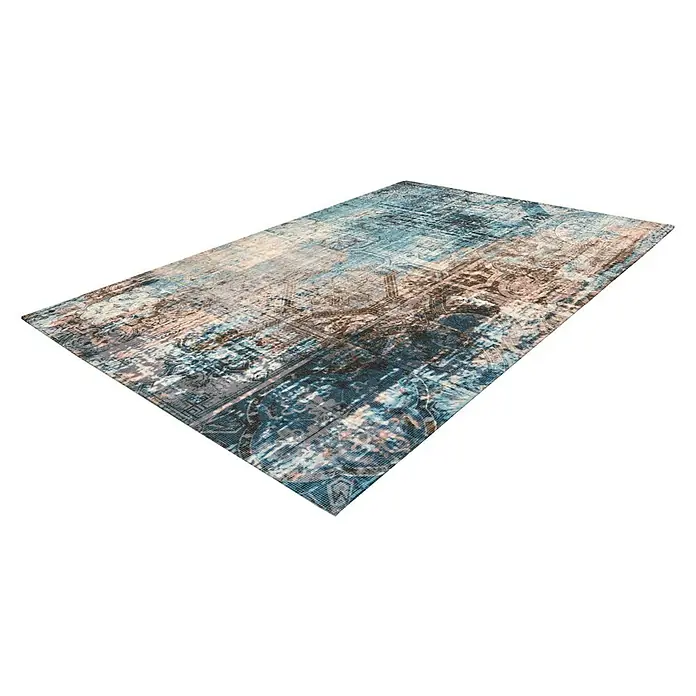 Kayoom Kurzflorteppich Indiana - Blau/Braun, 150 x 80 cm, 100 % Baumwolle - Detailaufnahme eines stilvollen Teppichs mit abstraktem Design in Blau-, Braun- und Grautönen auf schwarzem Hintergrund.
