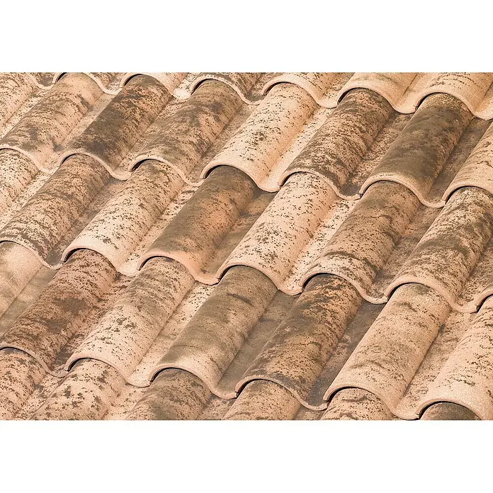 BHS Madrid Teja Mixta TB-10 Edetania - 47 x 29,4 cm, Teja - Primer plano de tejas de arcilla naranja envejecidas con una textura irregular, que transmiten una estética rústica y tradicional.