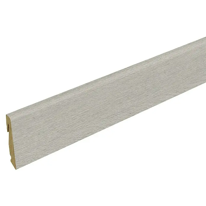Profiles and more Sockelleiste FU147H Atlas Oak - 240 cm x 18,5 mm x 38,5 mm, MDF - Das Bild zeigt eine weiße Fußleiste aus Holz mit einer feinen Maserung, die sich ideal für moderne Innenräume eignet.