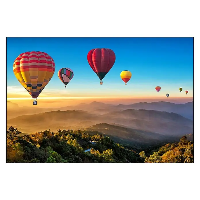Cuadro Balloons - Globos, An x Al: 90 x 60 cm - Globos aerostáticos flotan sobre montañas boscosas al amanecer. El paisaje irradia calma y aventura.