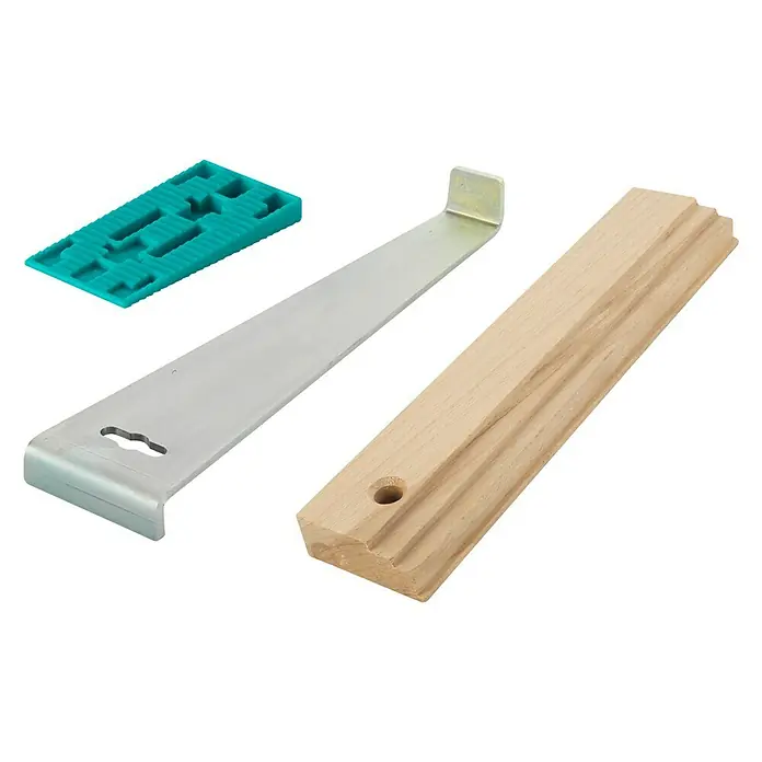 Wolfcraft Verlege-Set - Geeignet für: Laminat, 20 x Abstandskeil, 1 x Zugeisen, 1 x Schlagholz - Dieses Bild zeigt eine Auswahl an Werkzeugen, darunter ein Holzblock, ein Werkzeug aus Metall und ein blaugrüner Kunststoffkeil.
