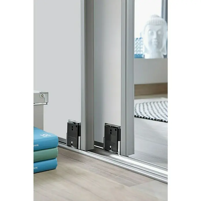 Optimum Schiebetür-Bau-Set - Weiß, 120 x 250 cm - Nahaufnahme von Gleitschiebetüren mit elegantem Design und hochwertigen Beschlägen für ein modernes Raumambiente.