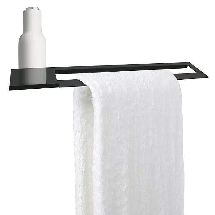 CM Baños Nina Toallero con bandeja - Ancho: 50 cm, Mate - Un moderno toallero negro con una toalla blanca y una botella blanca encima. Práctico y elegante para cualquier baño.
