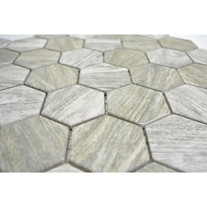 Mosaikfliese Hexagon HX CURIO HG - 32,5 x 28,1 cm, Grau, Matt - Nahaufnahme von hellgrauen sechseckigen Fliesen mit Holzmaserung. Das keramische Mosaik sorgt für ein stilvolles Ambiente.