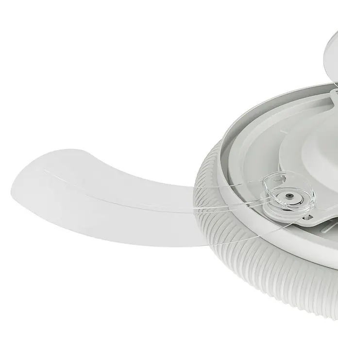 Arte confort Ventilador de techo Ruvik M - Blanco, 107 cm, 25,5 W, Blanco cálido - Primer plano de un ventilador de techo blanco con aspas transparentes, que combina diseño moderno y funcionalidad.