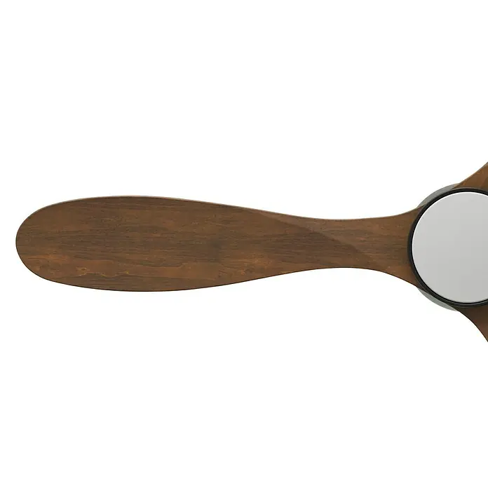 Arte confort Ventilador de techo Dasko - Negro, 132 cm, 33 W, Blanco cálido - Detalle de una pala de ventilador de techo de madera con un elemento redondo de color plateado, creando un contraste elegante con el tono oscuro de la madera.