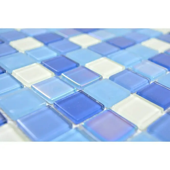 Mosaikfliese Quadrat Crystal CM 4SE8L - 30 x 30 cm, Blau/Weiß, Glänzend - Nahaufnahme eines Mosaiks mit blauen und weißen Glasfliesen, ideal für Badezimmer- oder Küchenrückwände.