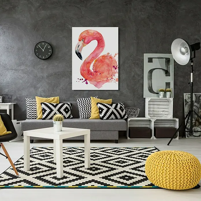 Póster Flamenco - Animales, An x Al: 100 x 140 cm - Habitación con un gran cuadro de flamenco en la pared, un sofá gris con detalles amarillos y una alfombra geométrica.