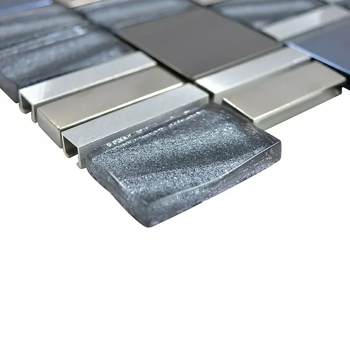 Mosaikfliese Crystal Mix XCM SUN11 - 29,7 x 29,5 cm, Silber/Schwarz, Glänzend - Nahaufnahme eines Mosaiks mit Glas- und Metallelementen, das die Textur und das Design des Produkts hervorhebt.