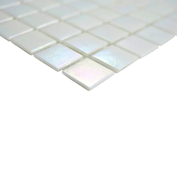 Mosaikfliese Iridium GM IR 161 - 30,5 x 30,5 cm, Weiß, Glänzend - Nahaufnahme der schimmernden weißen quadratischen Mosaikfliesen, die eine elegante und moderne Oberfläche für jeden Raum bieten.