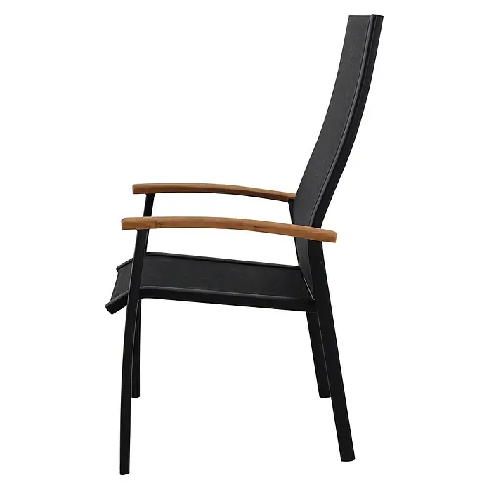 Sunfun Melina Sillón de jardín Melina - An x Pr x Al: 63 x 68 x 111 cm, Negro, Teca/Textiles/Aluminio, Apilable - Vista de una silla negra con reposabrazos de madera. La silla tiene un diseño moderno y se coloca sobre un fondo negro.