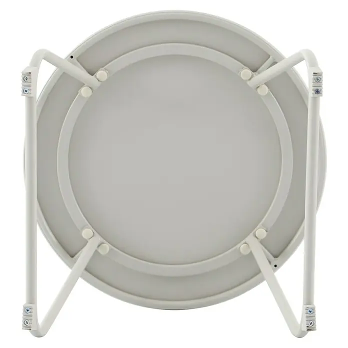 Sunfun Sarah Mesa auxiliar de jardín redonda - Ø x Al: 48 x 37,5 cm, Acero, Light greige - Primer plano de una lámpara de mesa blanca con pantalla circular y marco de metal blanco. Iluminación moderna y brillante con luz suave.