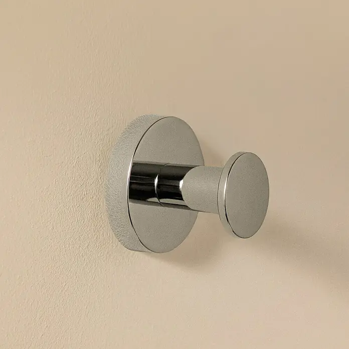 Cosmic Colgador Dual Start - Cromo, Latón, Brillante - Elegante gancho de pared cromado. Perfecto para baño o recibidor, este gancho combina funcionalidad con diseño moderno y ofrece una solución para colgar con estilo.