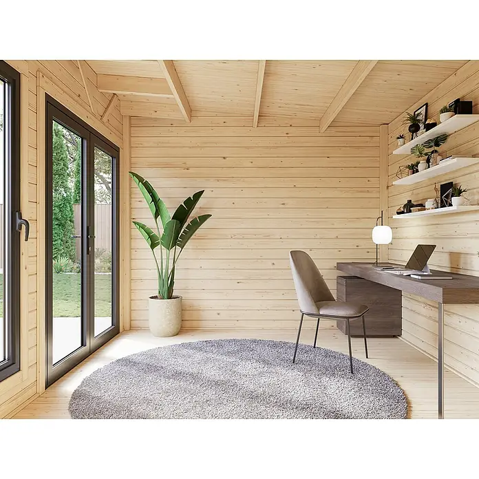 Palmako Gartenhaus Aurelia - Außenmaß inkl. Dachüberstand (B x T): 480 x 404 cm, Holz, Hellbraun, Inklusive Geräteraum - Holzhaus-Innenraum mit Schreibtisch, Stuhl, Teppich und Pflanze. Ideal als Homeoffice oder Rückzugsort mit natürlicher Ästhetik.