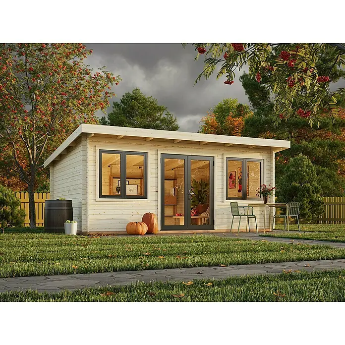 Palmako Gartenhaus Lisandra - Außenmaß inkl. Dachüberstand (B x T): 578 x 451 cm, Holz, Natur - Ein helles Holzgartenhaus mit schwarzen Fenstern und Türen, umgeben von herbstlicher Dekoration. Das Gartenhaus bietet einen ruhigen Rückzugsort.