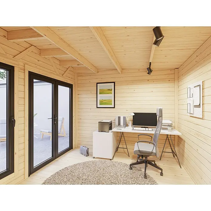 Palmako Gartenhaus Aurelia - Außenmaß inkl. Dachüberstand (B x T): 340 x 404 cm, Holz, Hellbraun - Helle Holzhütte mit Arbeitsplatz. Ein moderner Bürostuhl und ein Schreibtisch mit PC bilden das Zentrum, ergänzt durch eine stilvolle Beleuchtung.